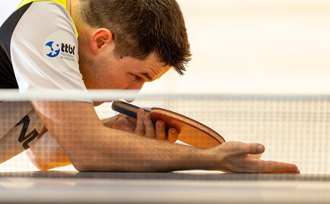 Kristian Karlsson schlägt auf.