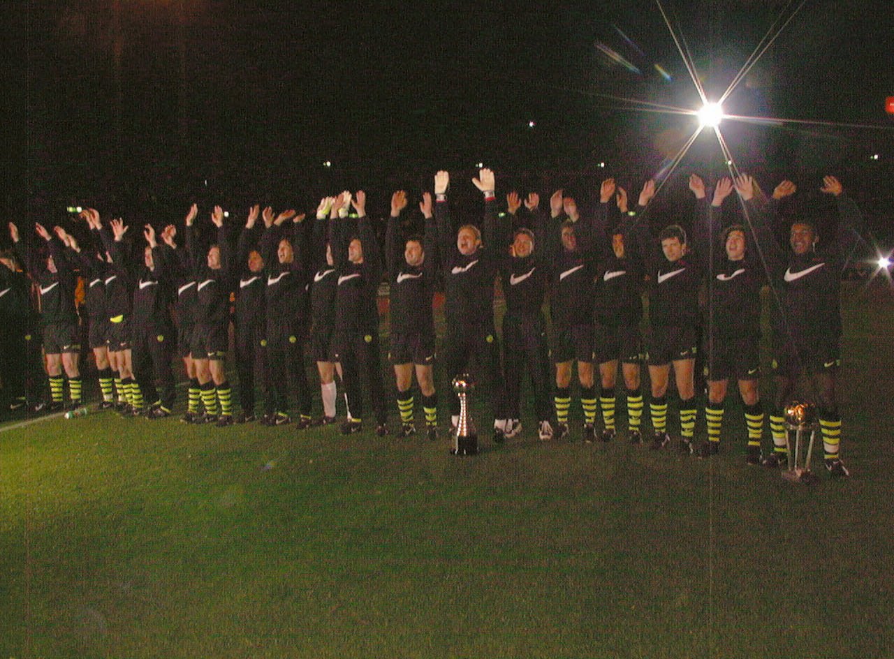 The Intercontinental Cup winning team celebrates the title with a laola wave.