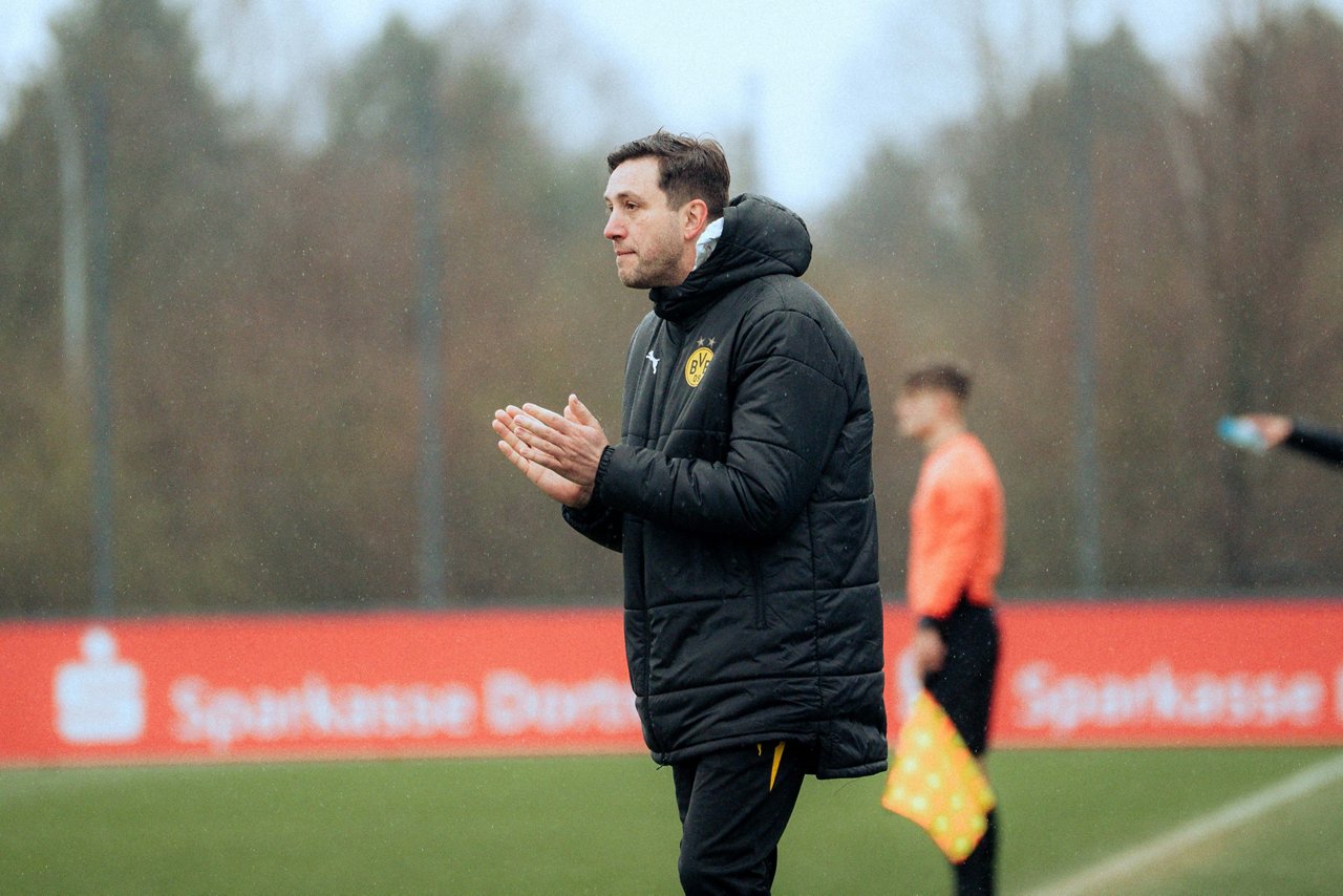 Trainer Marco Lehmann feuert seine Mannschaft klatschend an.