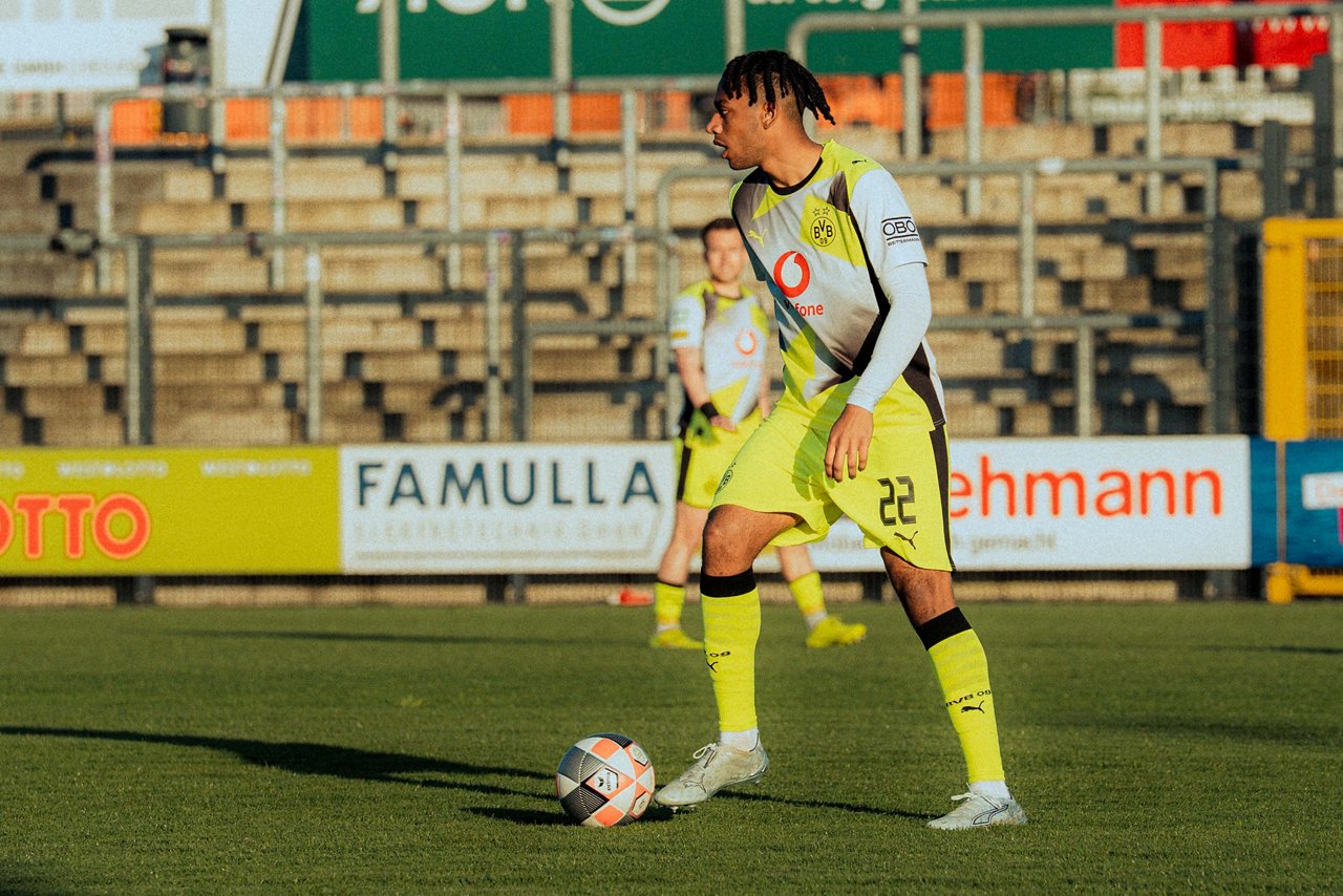 Filippo Mane hat den Ball am Fuß.