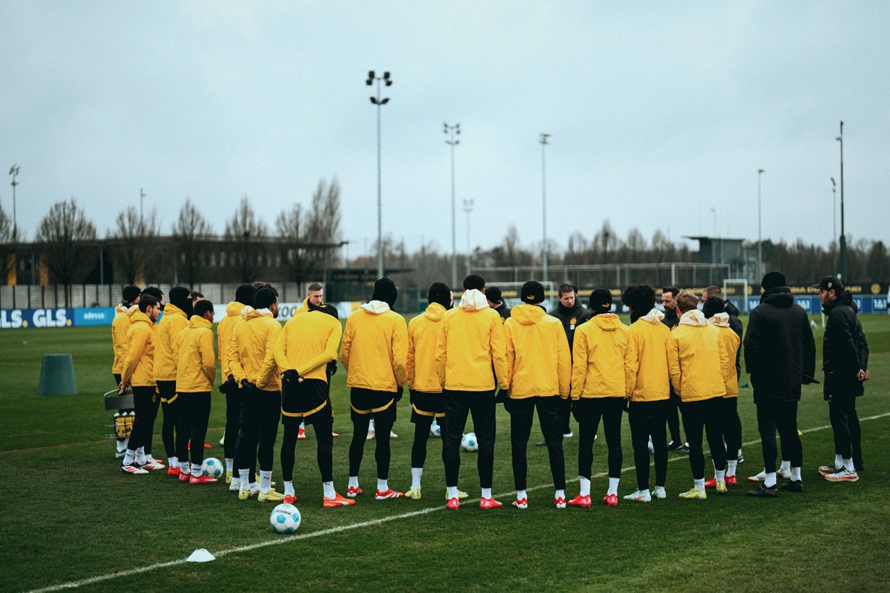 24/25, Bundesliga, Bundesligasaison, Training
Donnerstag 23.01.2025, 1. Fussball - Bundesliga Saison 24/25 - Training in Dortmund, .BV Borussia Dortmund - Training - ..Kreis Teamkreis Mannschaftskreis Ansprache..Copyright:.Borussia Dortmund GmbH & Co. KGaA.Rheinlanddamm 207-209.44137 Dortmund..(NO IPTC-stripping allowed).EDITORIAL USE ONLY