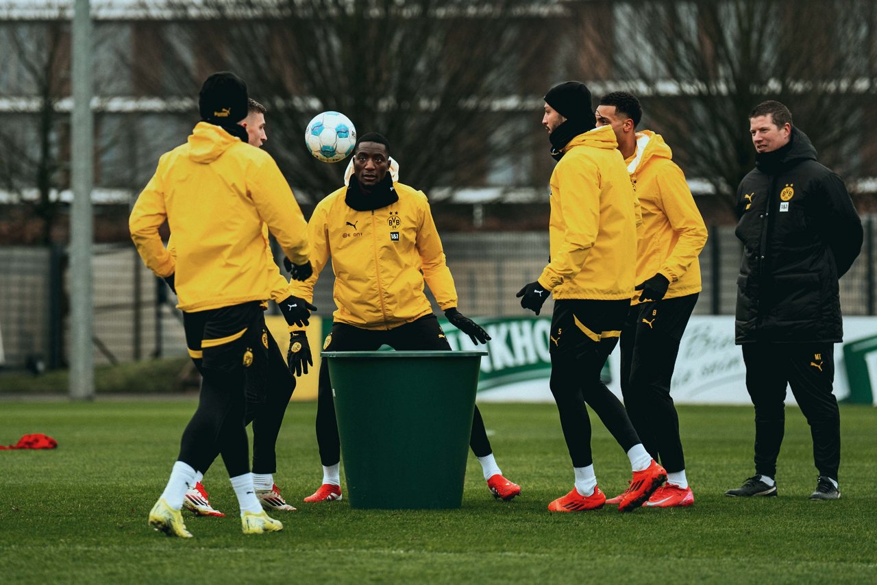 24/25, Bundesliga, Bundesligasaison, Training
Donnerstag 23.01.2025, 1. Fussball - Bundesliga Saison 24/25 - Training in Dortmund, .BV Borussia Dortmund - Training - ..Serhou Guirassy (BVB) Ramy Bensebaini (BVB) Felix Nmecha (BVB) Interimstrainer Trainer Mike Tullberg ..Copyright:.Borussia Dortmund GmbH & Co. KGaA.Rheinlanddamm 207-209.44137 Dortmund..(NO IPTC-stripping allowed).EDITORIAL USE ONLY