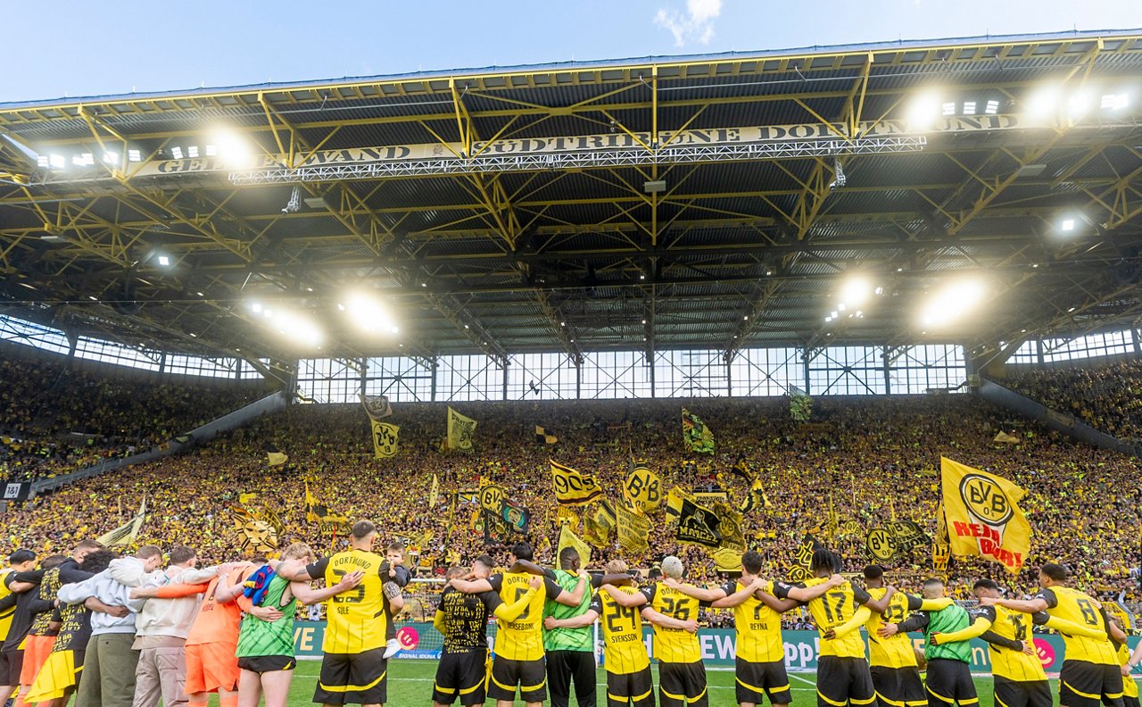Die Mannschaft vor der Südtribüne.