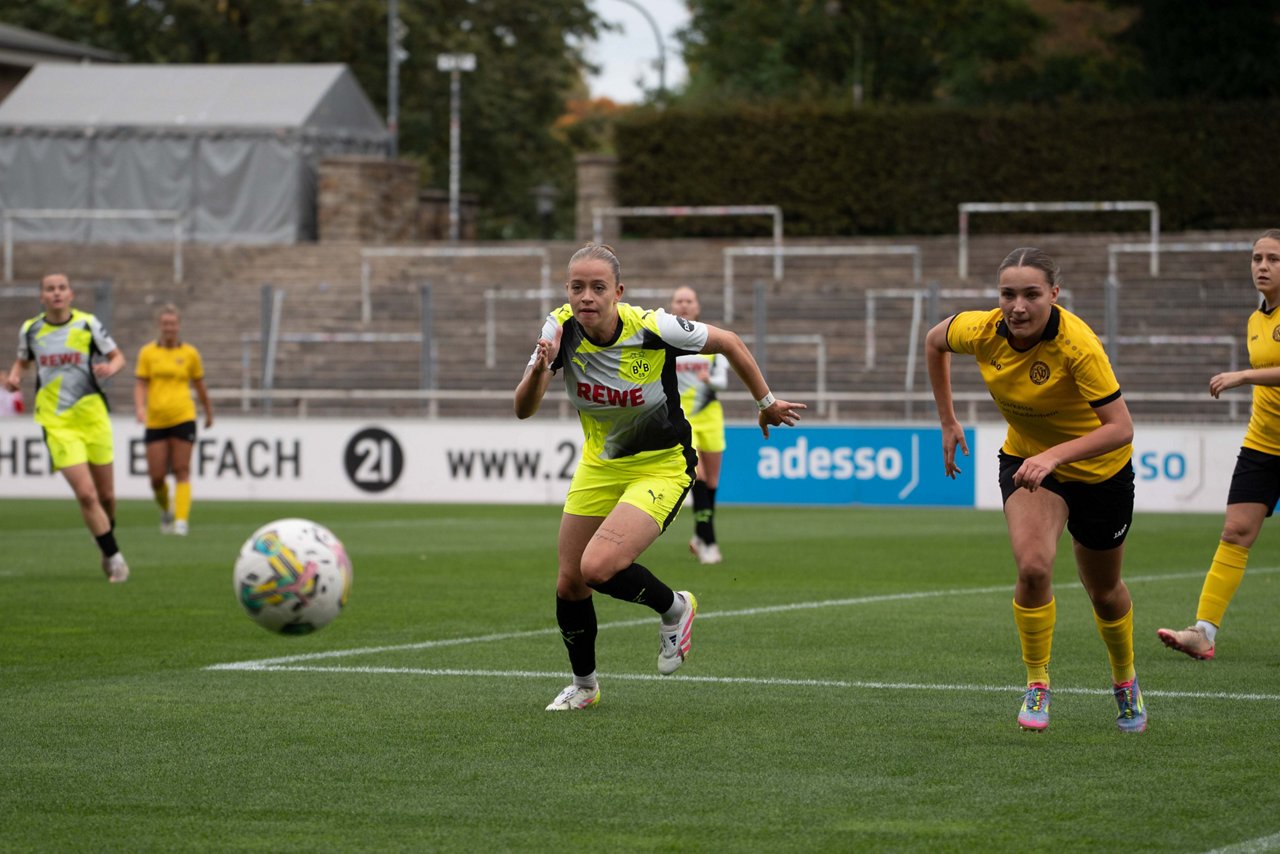 Dana Marquardt im Laufduell mit einer Spielerin von Moers.