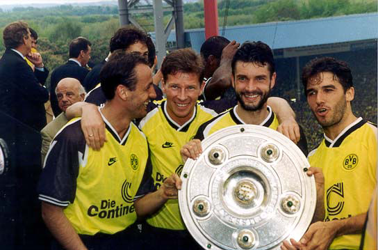 Historisches Bild von der Meisterschale nach dem Gewinn der Saison 1996/97