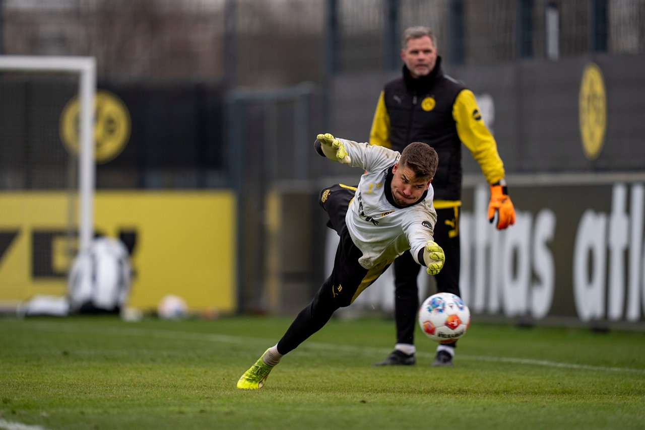 Alex Meyer springt seitlich zum Ball.