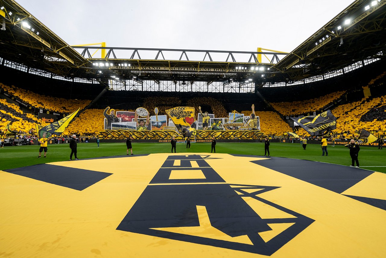 Der Platz des Signal Iduna Parks vor Spielbeginn während einer Choreo auf der Südtribüne