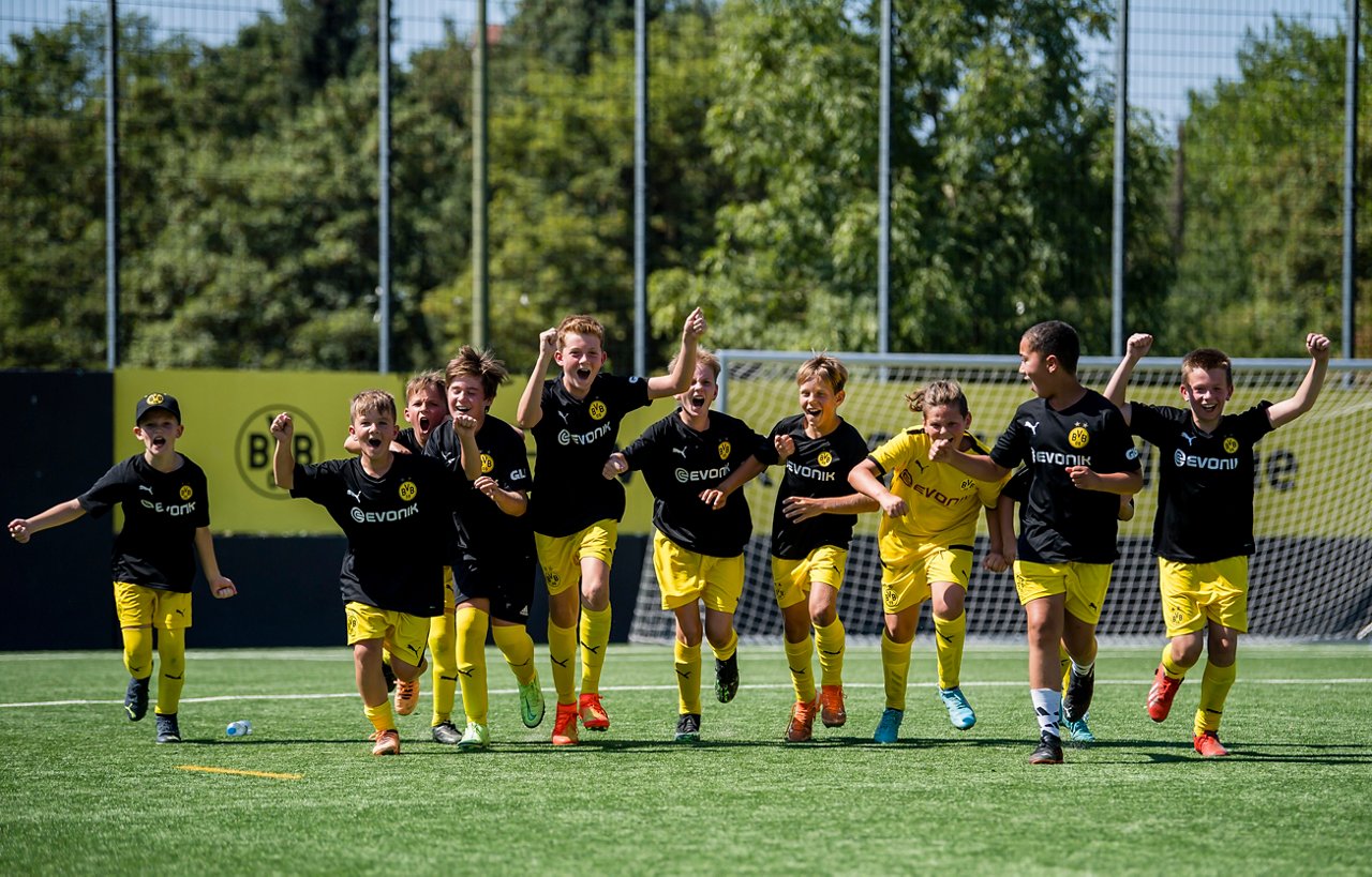 Kinder in der BVB EVONIK Fußballakademie
