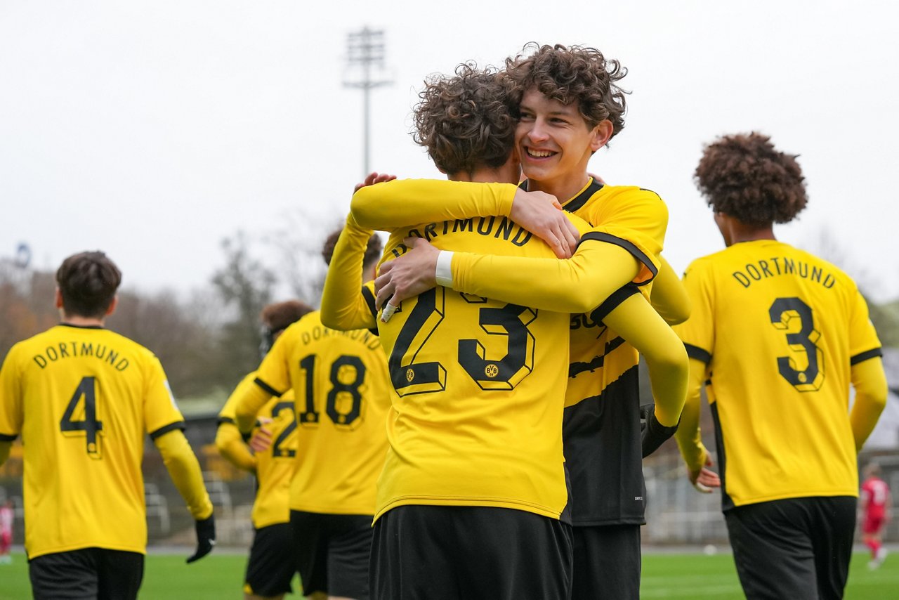 Jubelnde BVB Nachwuchsspieler