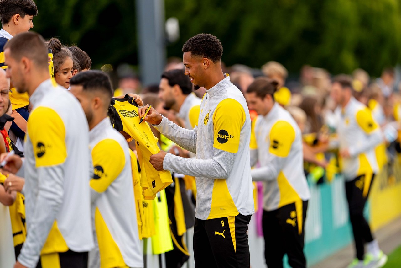 Felix Nmecha gibt beim öffentlichen Training Autogramme.