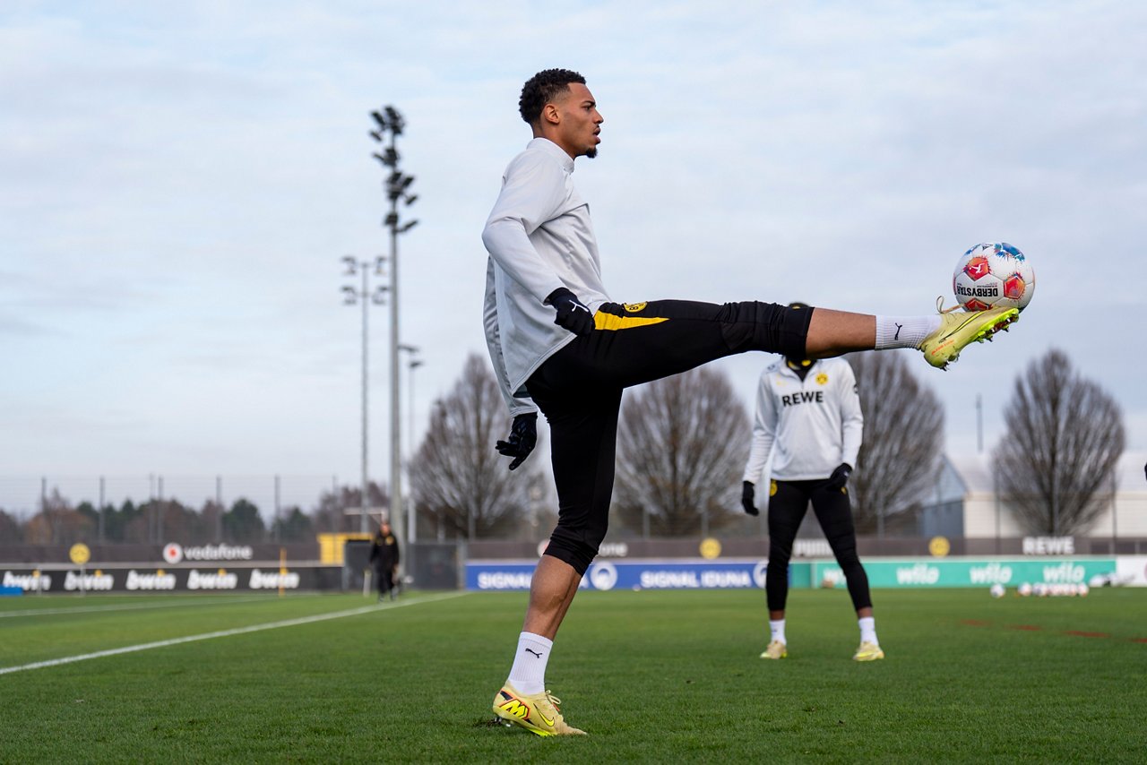 Felix Nmecha balanciert den Ball auf seinem Fuß.