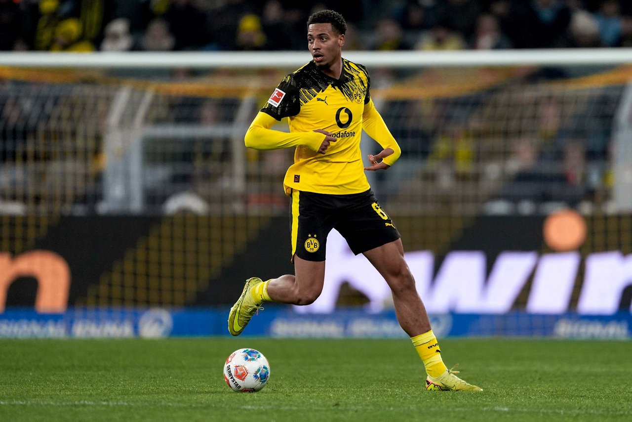 Felix Nmecha führt den Ball.