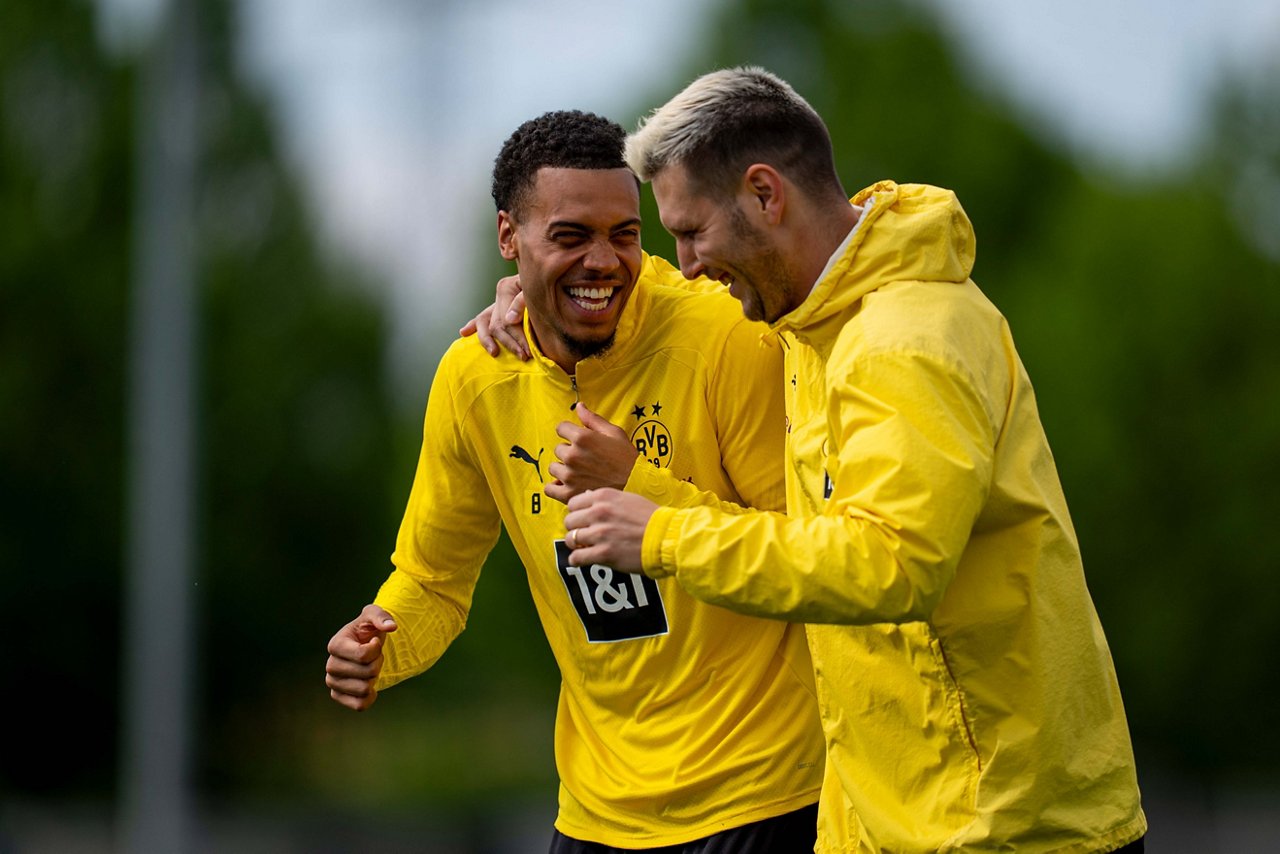 24/25, Bundesliga, Bundesligasaison, Training
Mittwoch 23.04.2025, 1. Fussball - Bundesliga Saison 24/25 - Training in Dortmund, .BV Borussia Dortmund - Training - ..Felix Nmecha (BVB) Niklas Suele Süle (BVB)..Copyright:.Borussia Dortmund GmbH & Co. KGaA.Rheinlanddamm 207-209.44137 Dortmund..(NO IPTC-stripping allowed).EDITORIAL USE ONLY