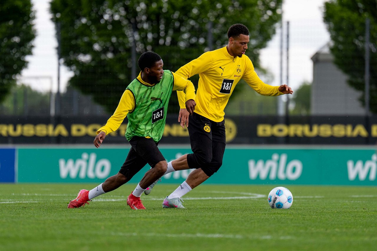 24/25, Bundesliga, Bundesligasaison, Training
Mittwoch 23.04.2025, 1. Fussball - Bundesliga Saison 24/25 - Training in Dortmund, .BV Borussia Dortmund - Training - ..Rodney Elongo-Yombo (BVB) Felix Nmecha (BVB)..Copyright:.Borussia Dortmund GmbH & Co. KGaA.Rheinlanddamm 207-209.44137 Dortmund..(NO IPTC-stripping allowed).EDITORIAL USE ONLY