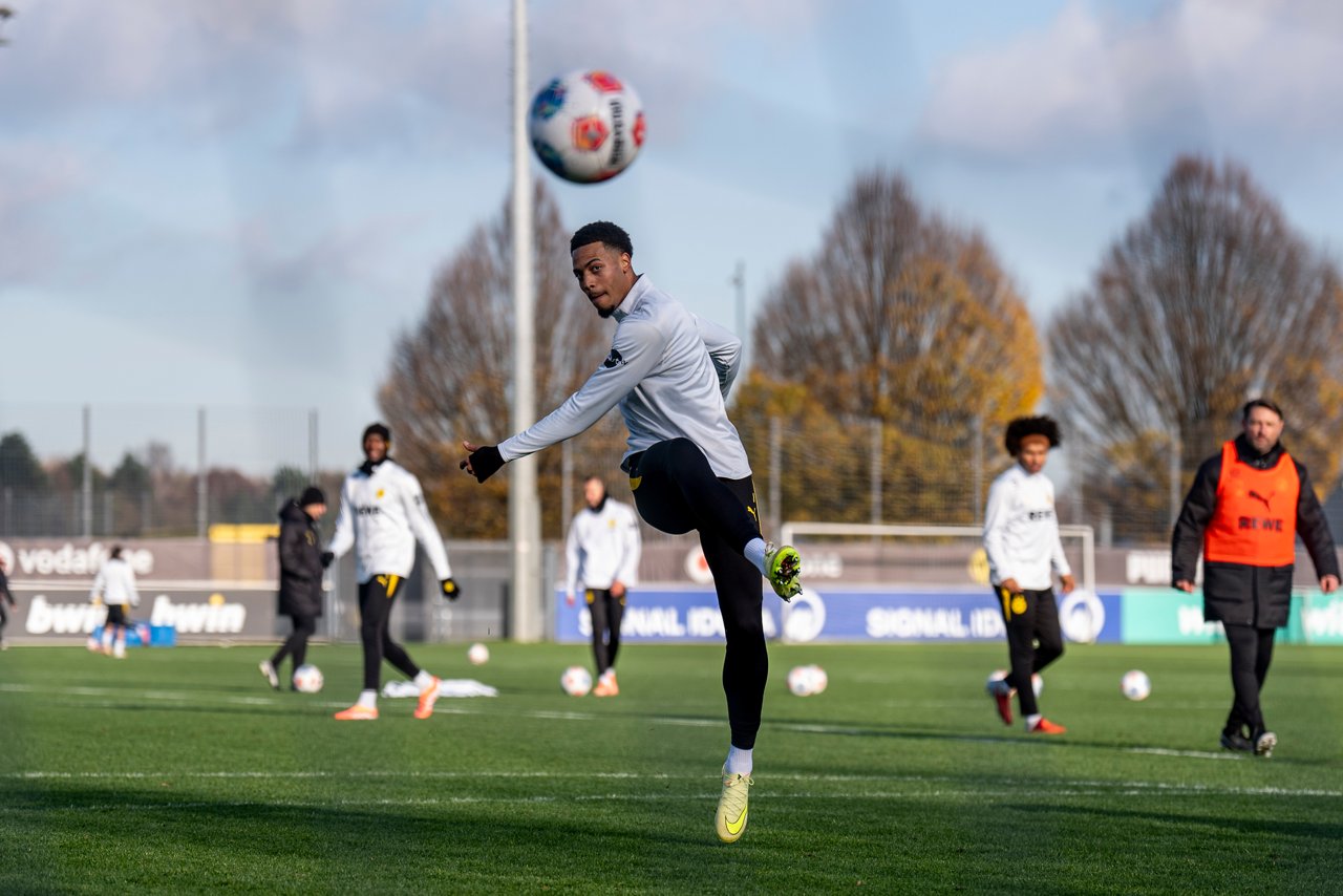 Felix Nmecha schießt den Ball.