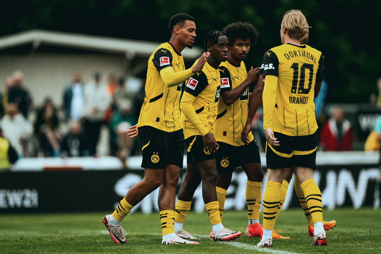 Freitag 12.07.2024, 1. Fussball - Bundesliga Saison 24/25 -  Testspiel in Holzwickede, 
DEW21 -  Borussia Dortmund
Felix Nmecha (BVB) Torjubel, Jubel
Jamie Bynoe-Gittens (BVB), Julian Brandt (BVB)
Copyright:
Borussia Dortmund GmbH & Co. KGaA
Rheinlanddamm 207-209
44137 Dortmund

(NO IPTC-stripping allowed)
EDITORIAL USE ONLY