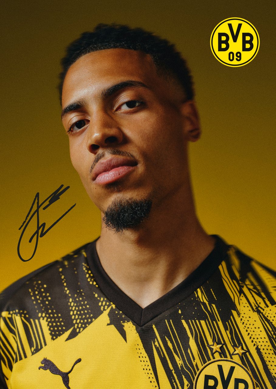 Front side of Felix Nmecha's autograph card.