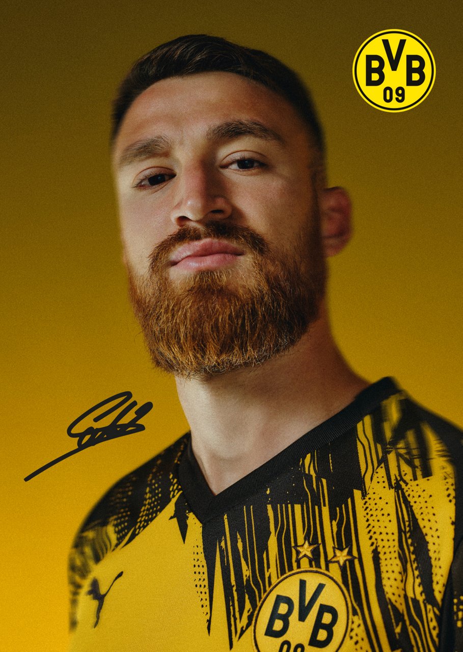 Front side of Salih Özcan's autograph card.