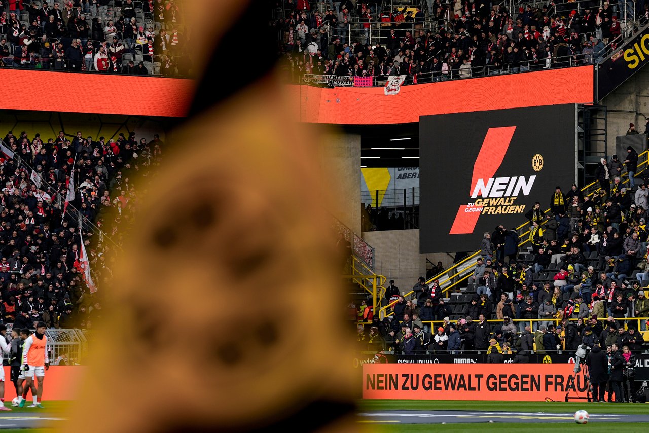 Die Aufschrift "Nein zu Gewalt gegen Frauen!" sind auf den LED-Banden des SIGNAL IDUNA PARK zu sehen.