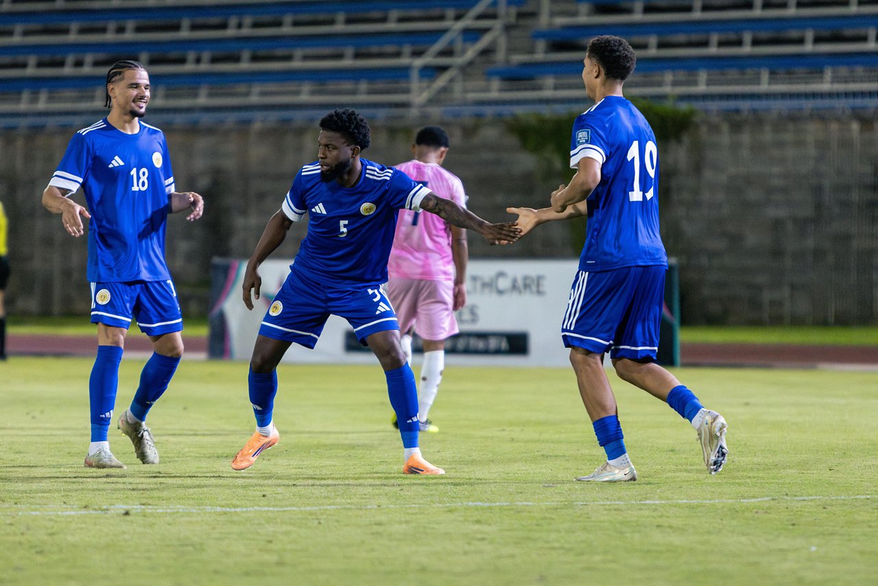 Jordi Paulina klatscht mit seinem Mitspieler ab.