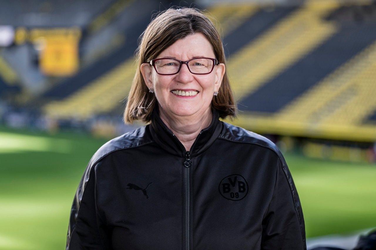 Petra Stüker, unterstützt Ansprechpartner für alle nationalen Fanclubs.