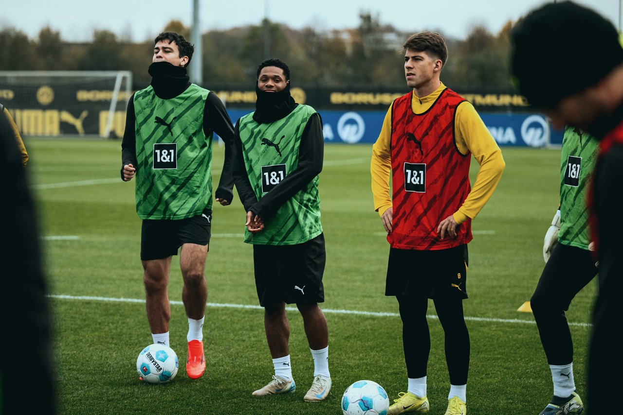 24/25, Bundesliga, Bundesligasaison, Training
Montag 18.11.2024, 1. Fussball - Bundesliga Saison 24/25 - Training in Dortmund, .BV Borussia Dortmund - Training - .Giovanni Reyna (BVB) Julien Duranville (BVB)..Copyright:.Borussia Dortmund GmbH & Co. KGaA.Rheinlanddamm 207-209.44137 Dortmund..(NO IPTC-stripping allowed).EDITORIAL USE ONLY