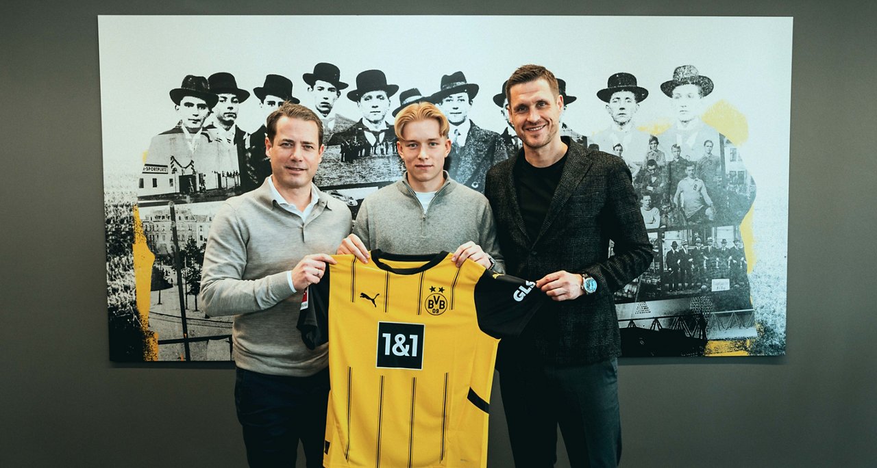 24/25, Bundesliga, Bundesligasaison, BVB, Vertragsunterzeichung, Vertag
Montag 03.02.2025, 1. Fussball - Bundesliga Saison 24/25 - in Dortmund.BV Borussia Dortmund,  .BVB Neuzugang Daniel Svensson (BVB).Mit Geschaeftsfuehrer Sport Lars Ricken (BVB) und Sportdirektor Sebastian Kehl (BVB)...Copyright:.Borussia Dortmund GmbH & Co. KGaA.Rheinlanddamm 207-209.44137 Dortmund... (NO IPTC-stripping allowed) EDITORIAL USE ONLY.