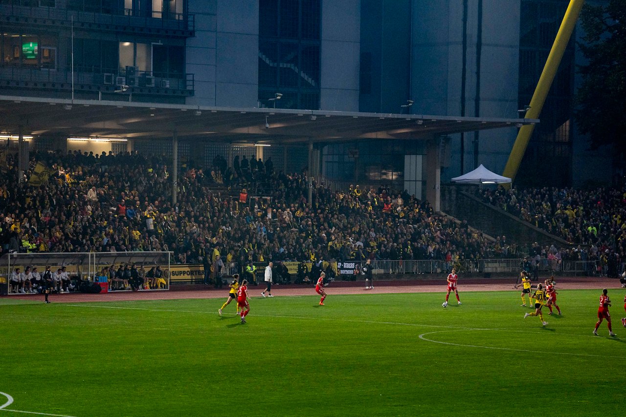 BVB-Frauen gegen Bayern im vollen Stadion Rote Erde.