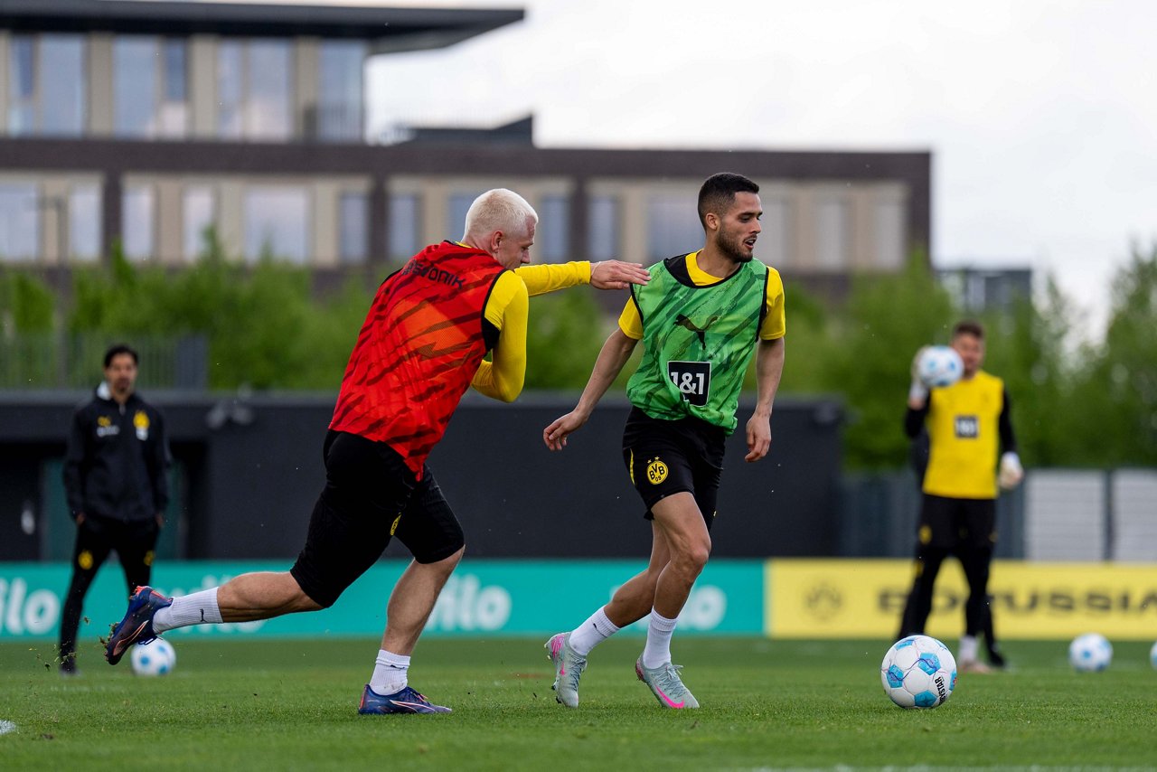 24/25, Bundesliga, Bundesligasaison, Training
Mittwoch 23.04.2025, 1. Fussball - Bundesliga Saison 24/25 - Training in Dortmund, .BV Borussia Dortmund - Training - ..Julian Ryerson (BVB) Yan Couto (BVB)..Copyright:.Borussia Dortmund GmbH & Co. KGaA.Rheinlanddamm 207-209.44137 Dortmund..(NO IPTC-stripping allowed).EDITORIAL USE ONLY
