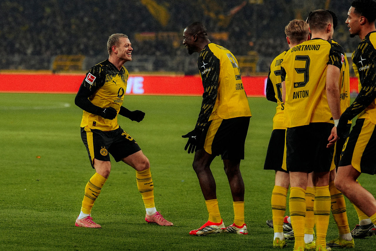 Four headed goals in 4-0 rout of Mainz