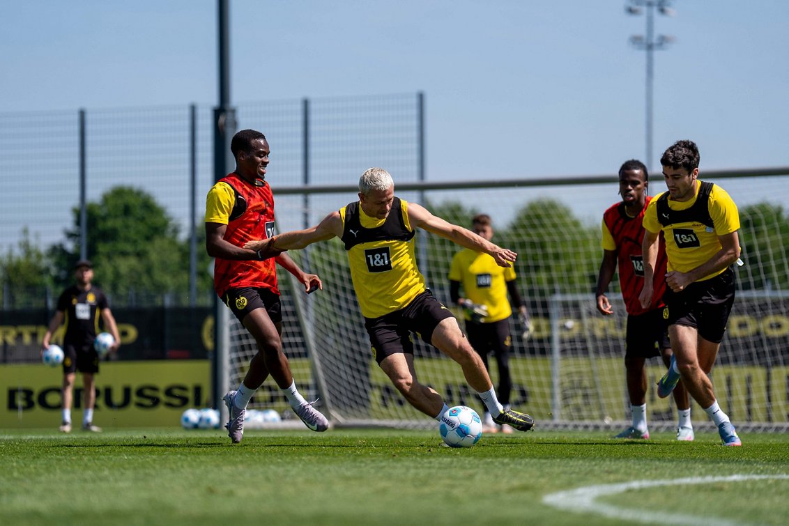 24/25, Bundesliga, Bundesligasaison, Training
Mittwoch 14.05.2025, 1. Fussball - Bundesliga Saison 24/25 - Training in Dortmund, .BV Borussia Dortmund - Training - ..Jamie Gittens (BVB) Julian Ryerson (BVB) Giovanni Reyna (BVB)..Copyright:.Borussia Dortmund GmbH & Co. KGaA.Rheinlanddamm 207-209.44137 Dortmund..(NO IPTC-stripping allowed).EDITORIAL USE ONLY