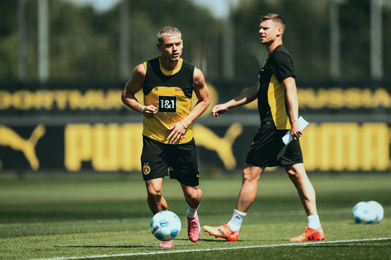 24/25, Bundesliga, Bundesligasaison, Training
Montag 15.07.2024, 1. Fussball - Bundesliga Saison 24/25 - Training in Dortmund, .BV Borussia Dortmund - Training - .Julian Ryerson (BVB), Lukasz Piszczek (Co-Trainer BVB)..Copyright:.Borussia Dortmund GmbH & Co. KGaA.Rheinlanddamm 207-209.44137 Dortmund..(NO IPTC-stripping allowed).EDITORIAL USE ONLY