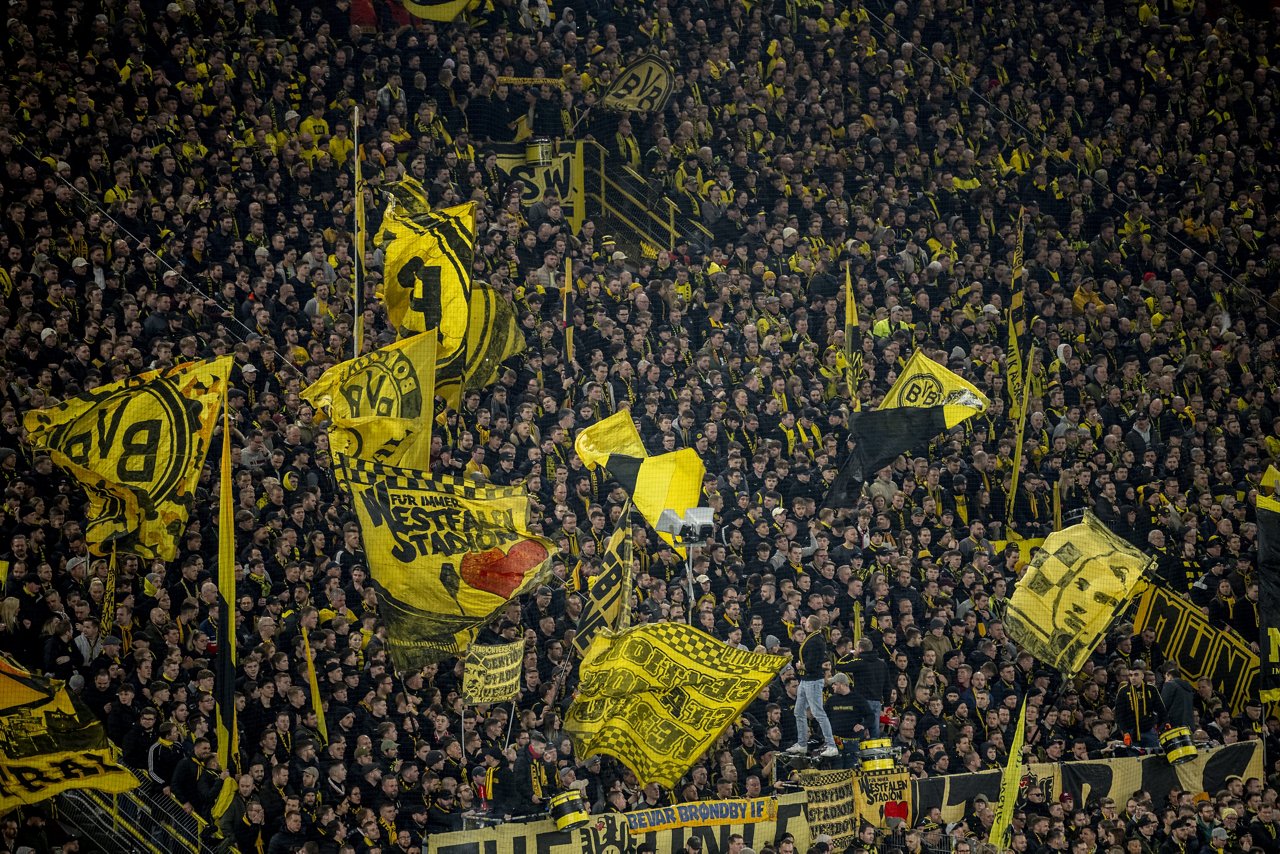 Fans auf der Südtribüne