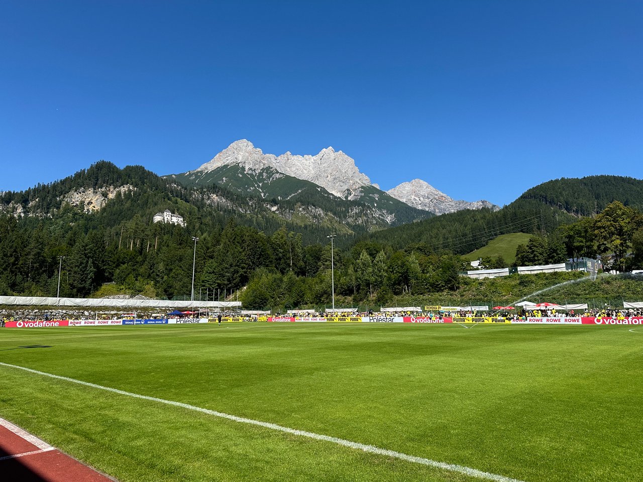 Vor dem öffentlichen Training sind viele Fans schon vor Ort in der SaalfeldenArena.