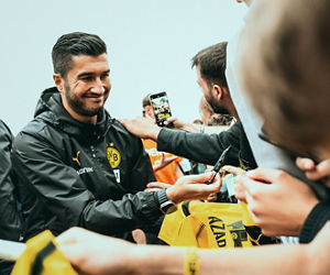 Freitag 12.07.2024, 1. Fussball - Bundesliga Saison 24/25 -  Testspiel in Holzwickede, 
DEW21 -  Borussia Dortmund
Trainer Nuri Sahin (BVB) gibt den Fans Autogramme

Copyright:
Borussia Dortmund GmbH & Co. KGaA
Rheinlanddamm 207-209
44137 Dortmund

(NO IPTC-stripping allowed)
EDITORIAL USE ONLY