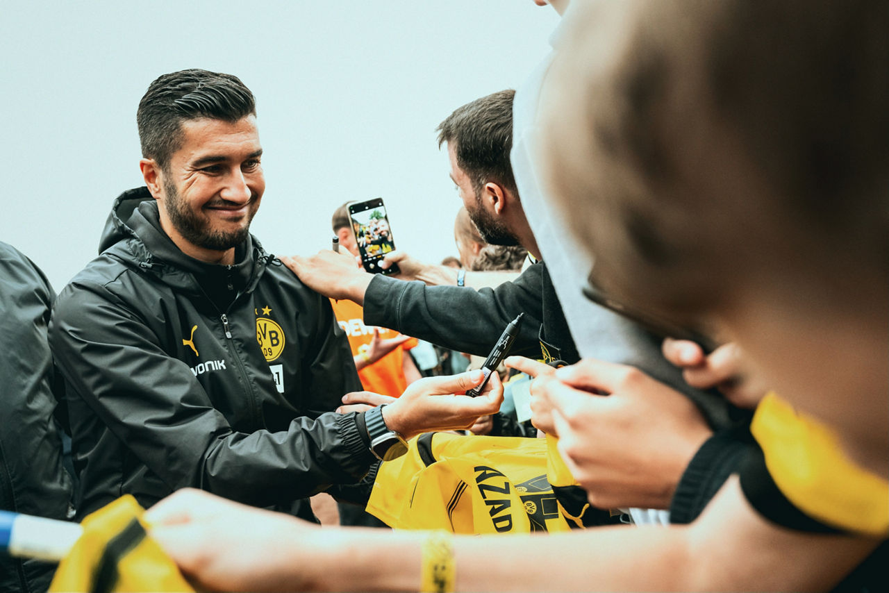 Freitag 12.07.2024, 1. Fussball - Bundesliga Saison 24/25 -  Testspiel in Holzwickede, 
DEW21 -  Borussia Dortmund
Trainer Nuri Sahin (BVB) gibt den Fans Autogramme

Copyright:
Borussia Dortmund GmbH & Co. KGaA
Rheinlanddamm 207-209
44137 Dortmund

(NO IPTC-stripping allowed)
EDITORIAL USE ONLY