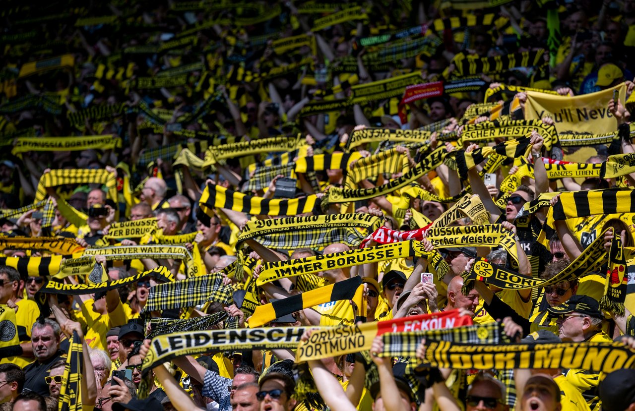 Fans halten ihre Schals in die Luft