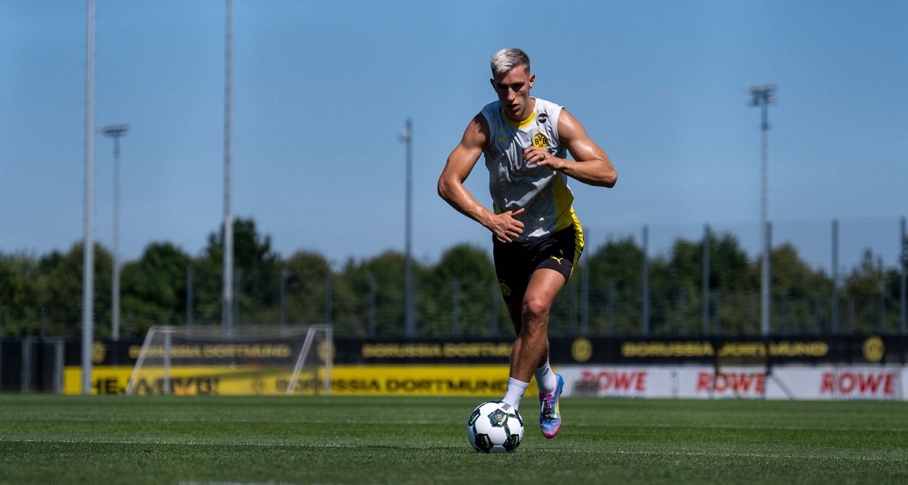 Nico Schlotterbeck trainiert mit Ball.