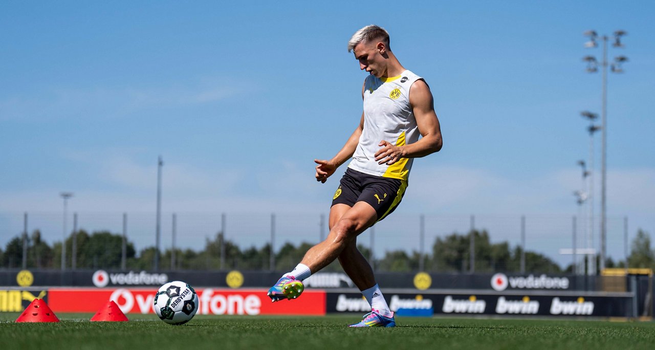 Nico Schlotterbeck trainiert mit Ball.