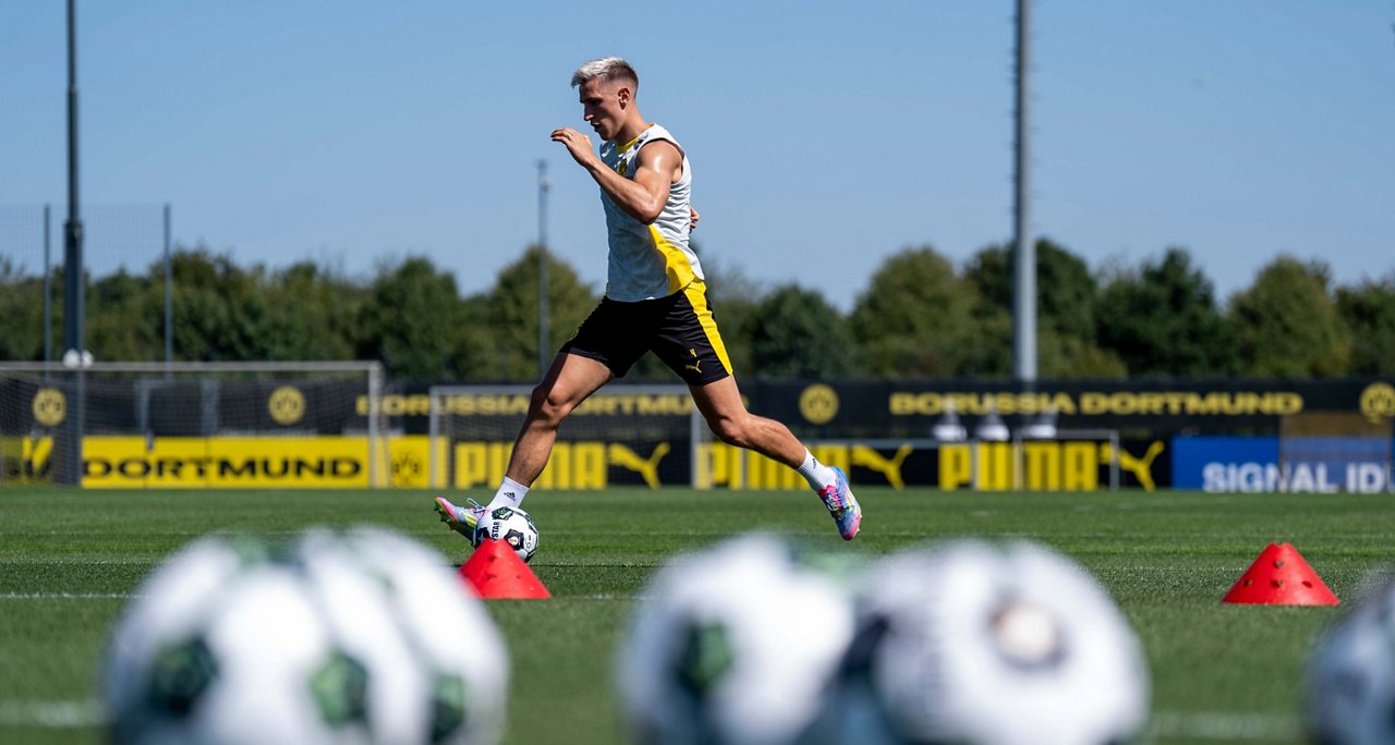 Nico Schlotterbeck trainiert mit Ball.