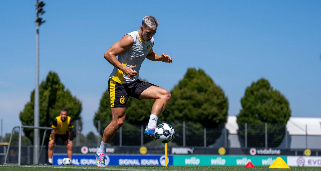 Nico Schlotterbeck trainiert mit Ball.
