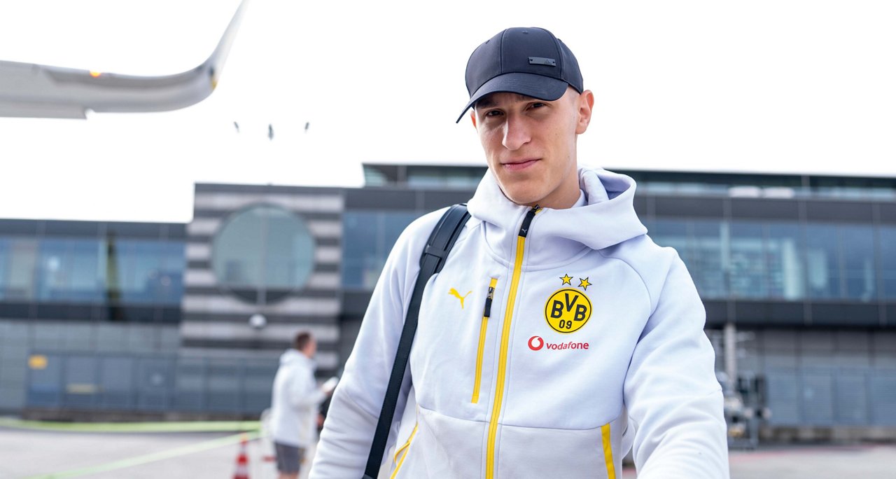 Nico Schlotterbeck auf dem Weg zum Flugzeug.