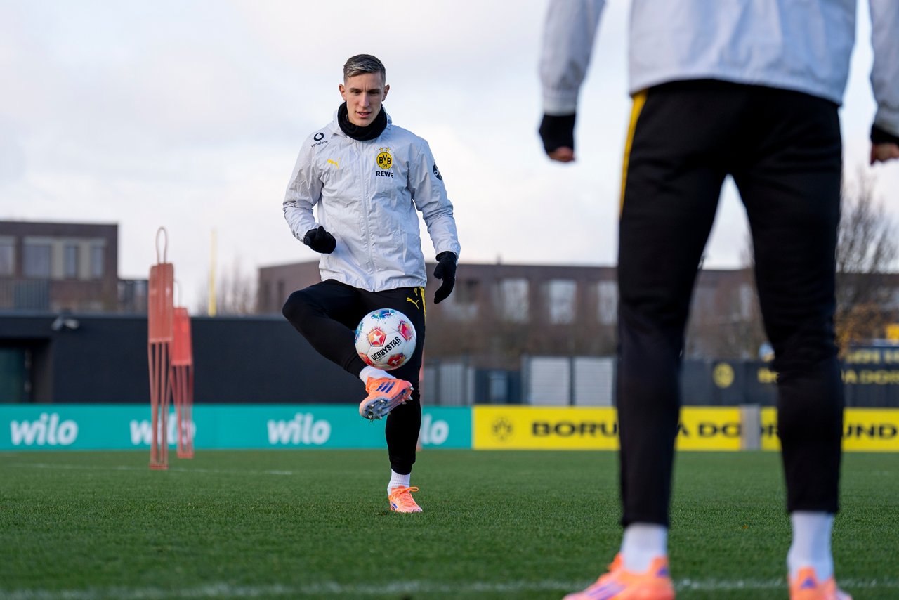 Nico Schlotterbeck am Ball auf dem Trainingsplatz.