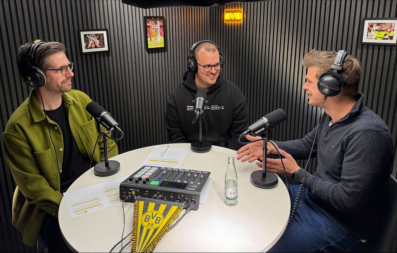 Robin Kinski, Timo Lammert und Hanns Sieger nehmen einen Podcast auf.