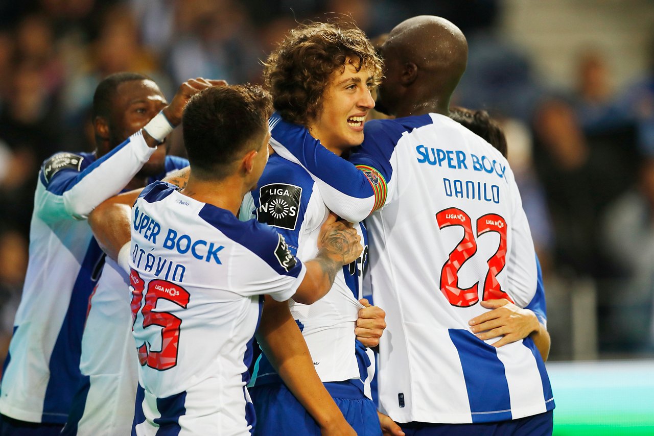 Fabio Silva wird von seinen Teamkollegen beim FC Porto auf dem Platz umarmt.