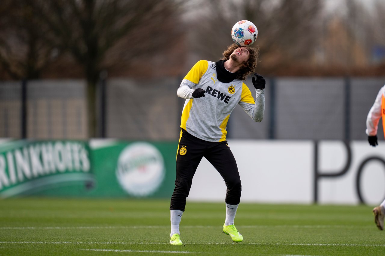 Fabio Silva balanciert den Ball auf seinem Kopf.