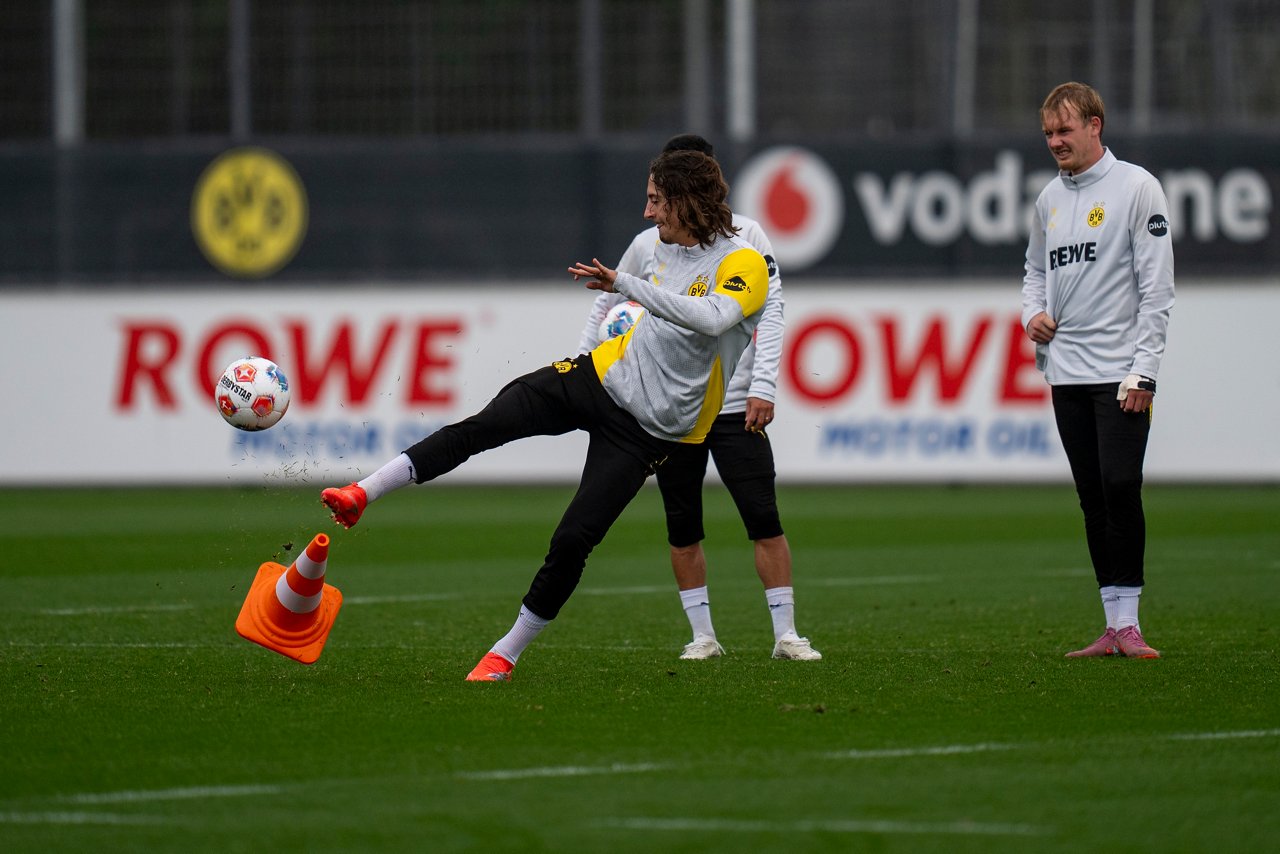 Fabio Silva schießt einen Ball von einem Hütchen.