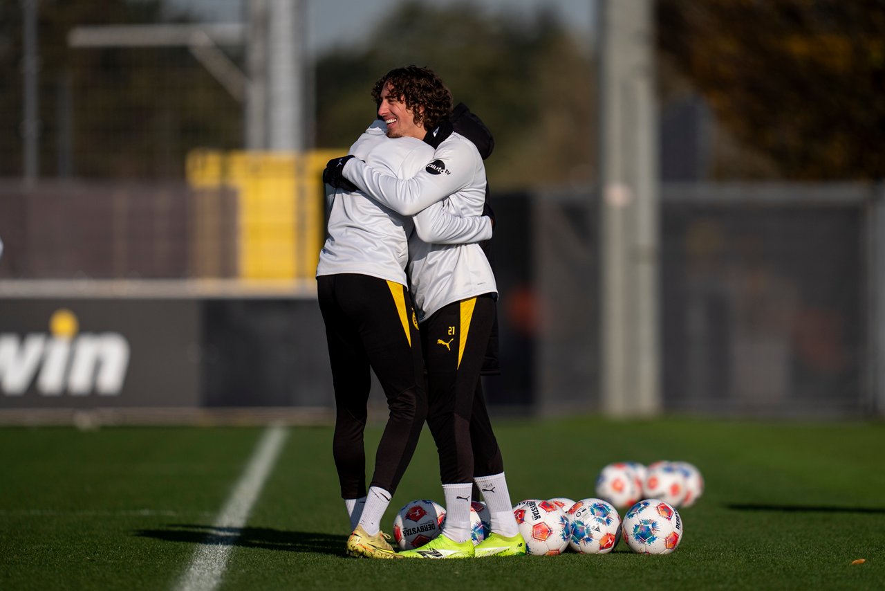 Fabio Silva in einer Umarmung beim Training.