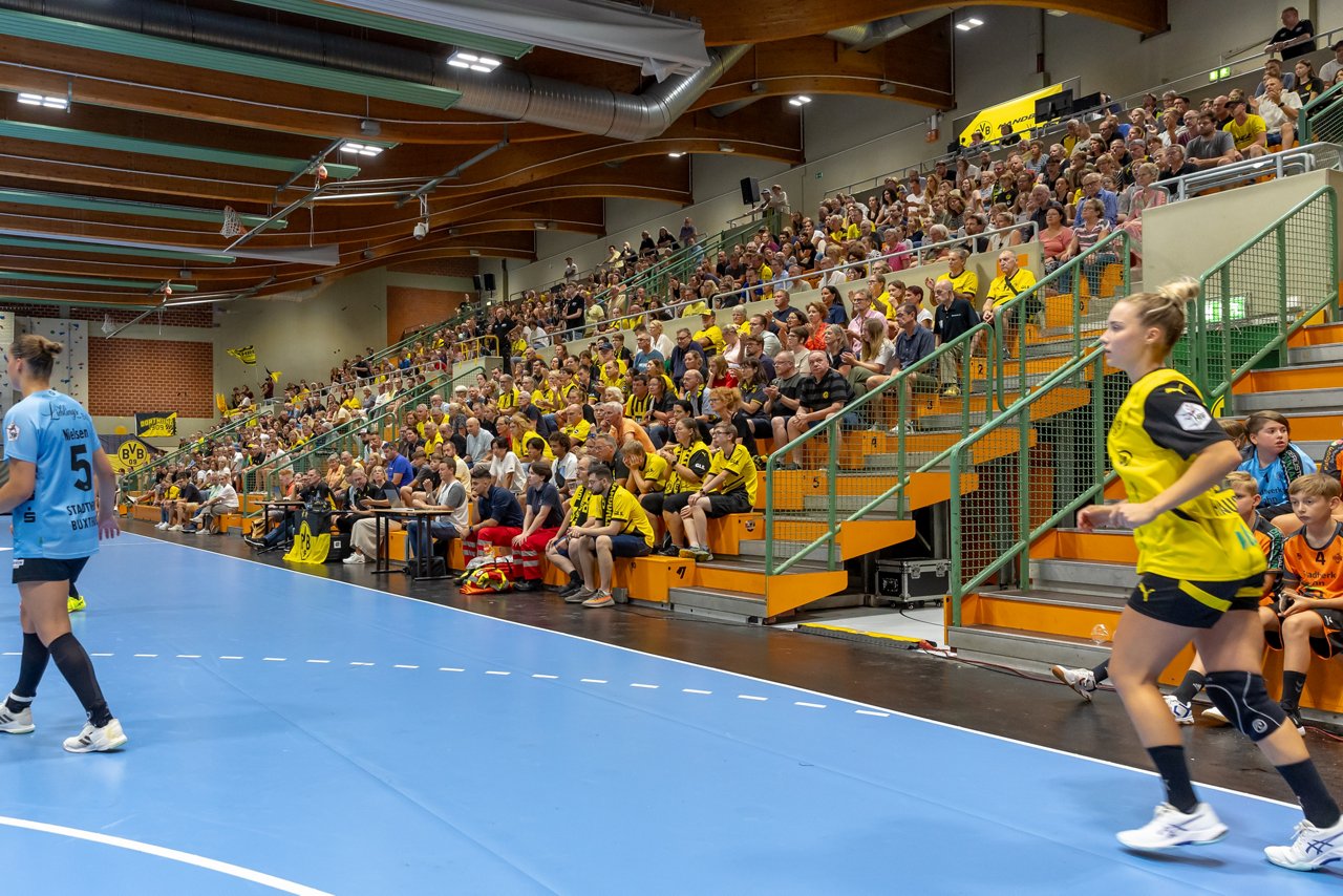 BVB Handballdamen bei einem Spiel in der BVB-Halle