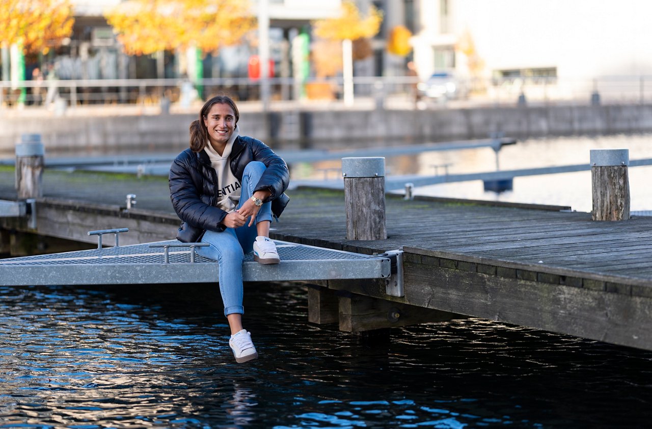 Jenske Steenwijk sitzt auf einem Steg.